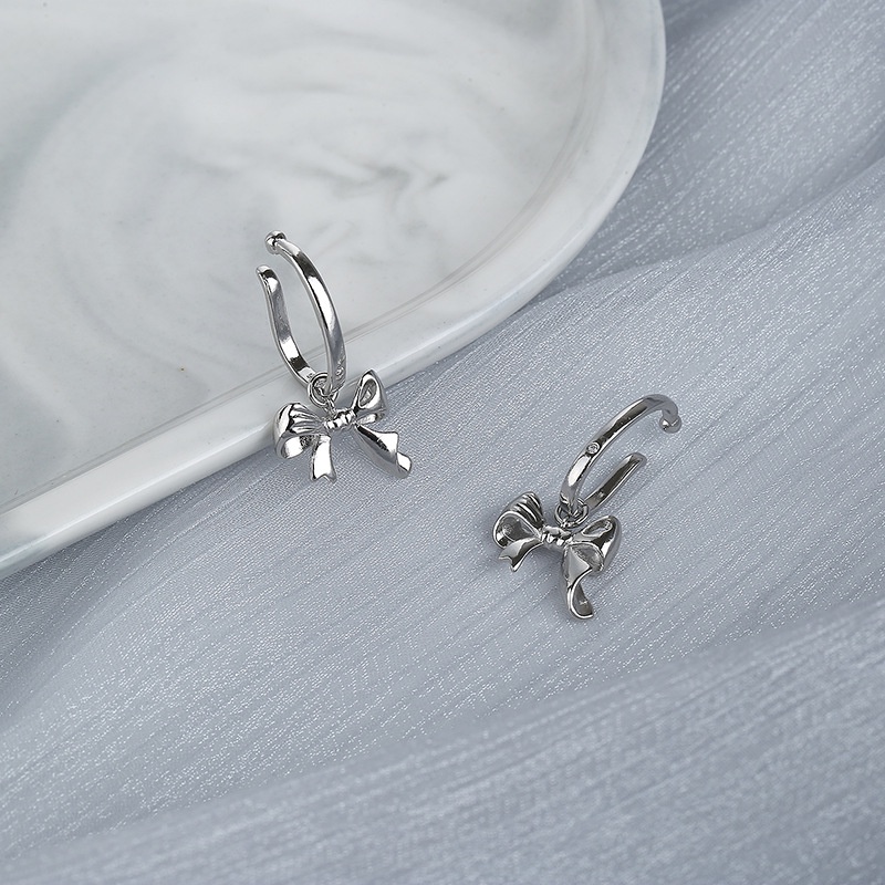 Anting Tusuk Gantung Wanita Desain Pita Warna Silver Untuk Pesta / Hadiah