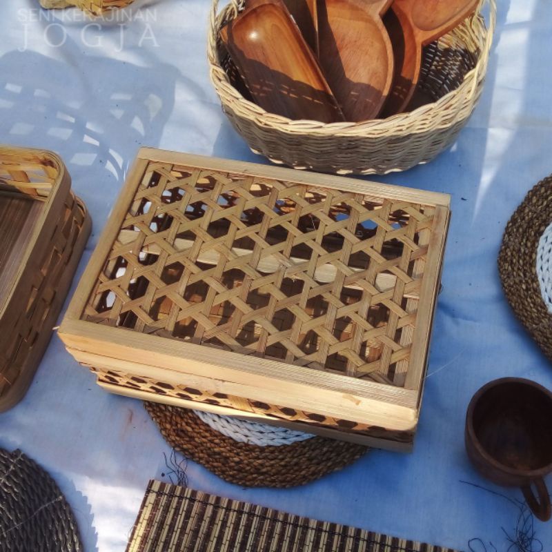 

Keranjang Bambu 30x20 Tutup Motif/Hadiah/Seserahan/Kado/Makanan/Wafer/Lebaran/Wadah/Hampers/Pesta/Properti/Murah/Sembako/Besek/Minyak/Parcel/Imlek/Natal