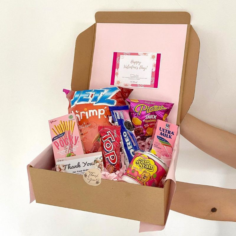

SNACK BOX WISUDA / SNACK BOX VALENTINE / SNACK BOX KADO ULANG TAHUN / SNACK BOX CUSTOM