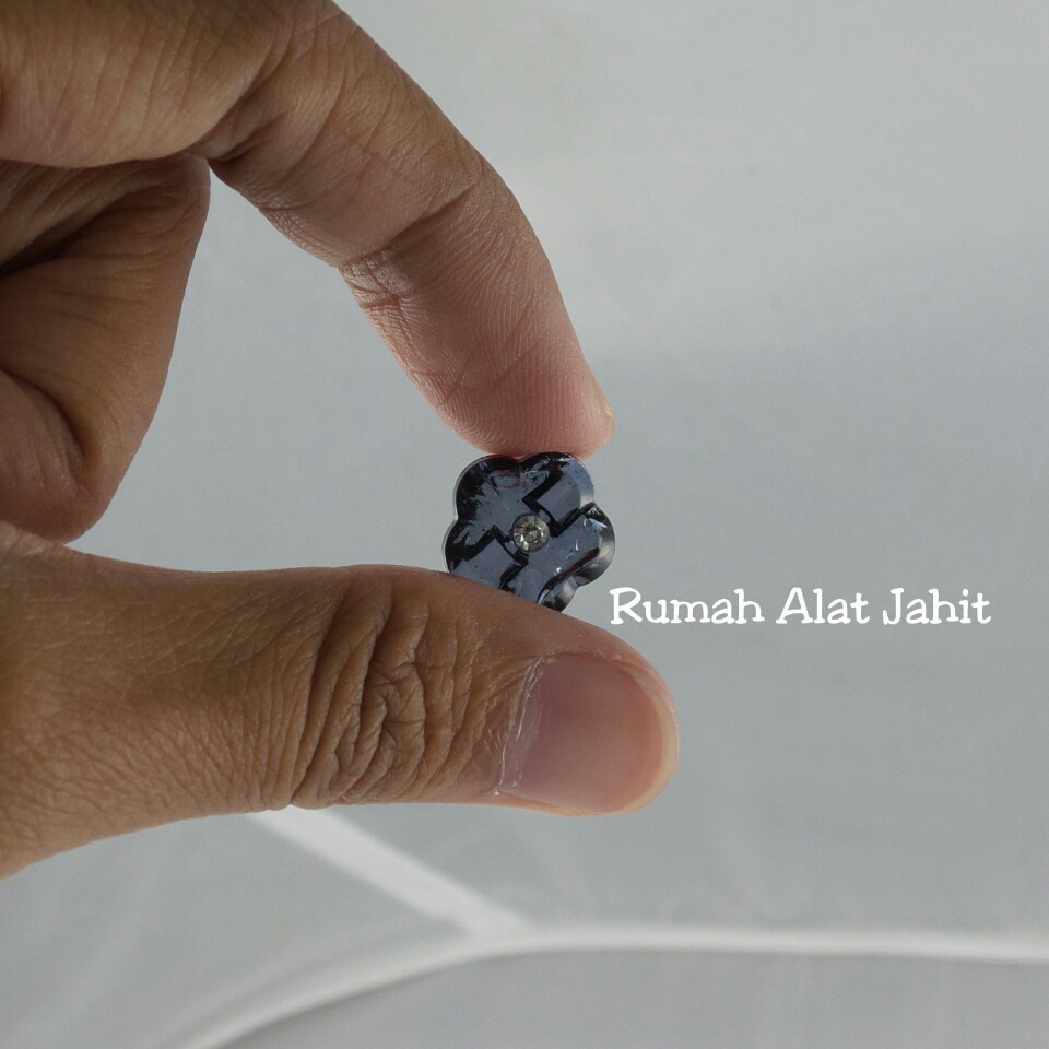 Kancing Akrilik Motif Bunga Bermata 12mm