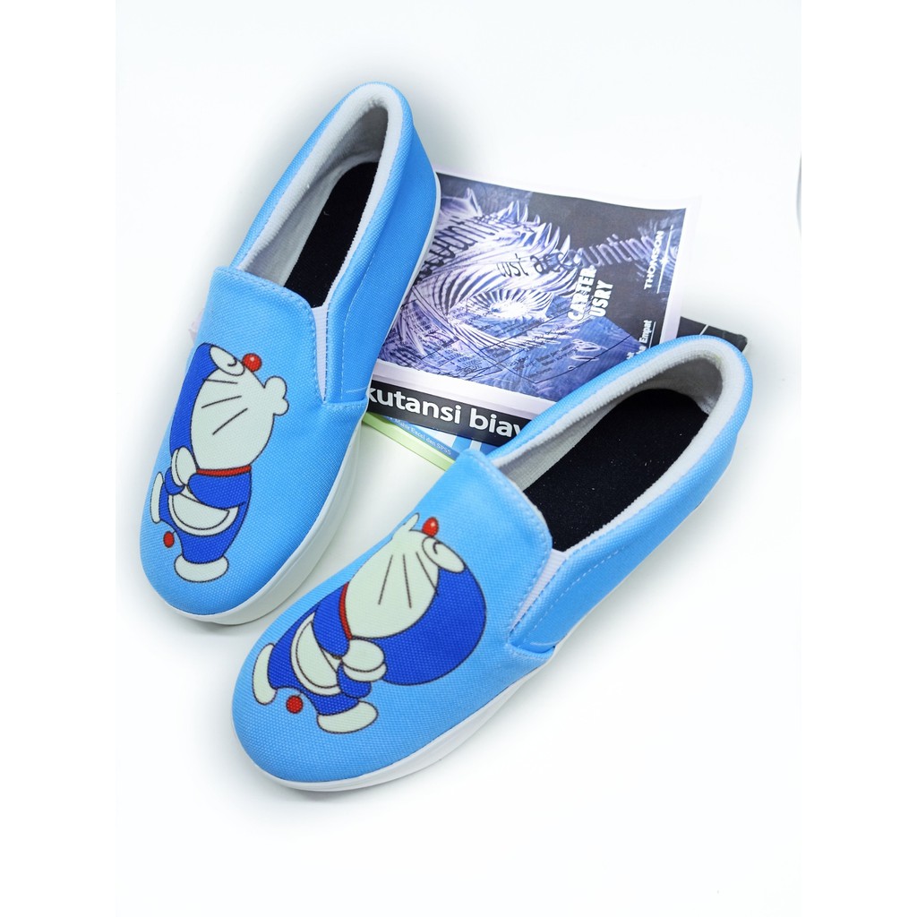 Sepatu wanita slip on Doraemon Revi imut lucu terbaru - biru muda