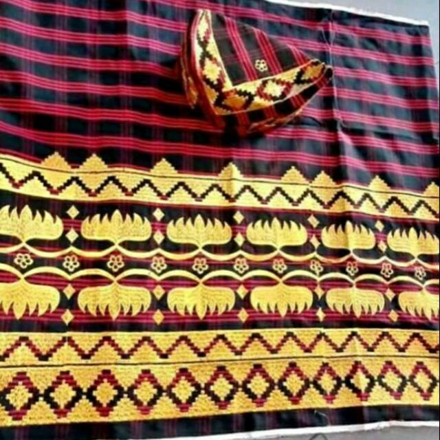 Kain sarung tumpal tapis lampung dan peci perahu