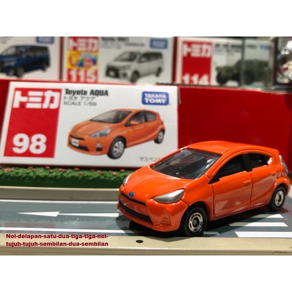 tomica toyota aqua