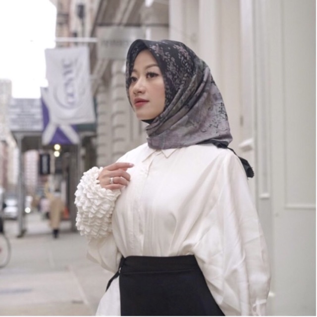 Buttonscarves NEW YORK in Black