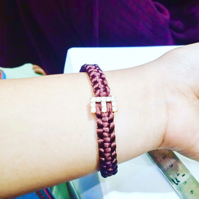 Gelang tangan wanita inisial