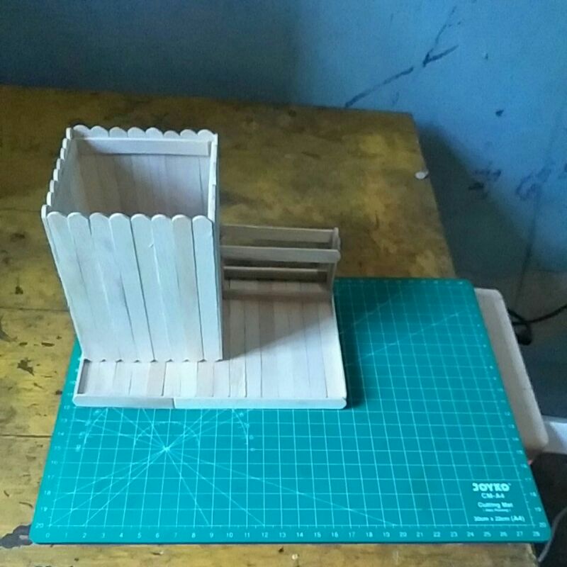 

Tempat alat tulis dan handphone