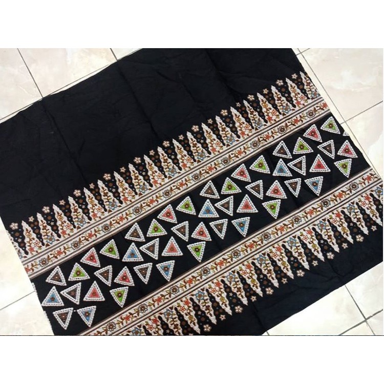 Kain Batik gunungan gapit segitiga hitam AB1