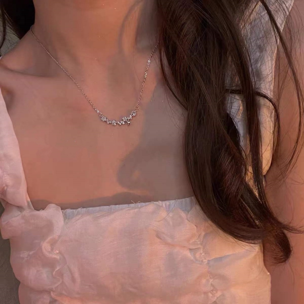 Kalung Rantai Dengan Liontin Bunga Zircon Warna Silver Untuk Wanita