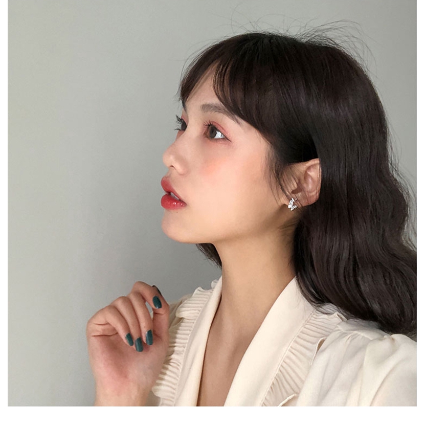 Anting Tusuk Bentuk Kupu-Kupu Warna Silver Untuk Wanita