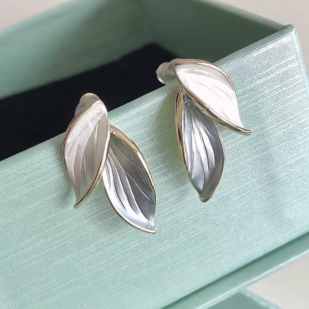 Needway  Creativity Leaf Earrings Simple Fashion Jewelry Stud Earrings Women Temperamental Korean Alloy Girls Contrast Color