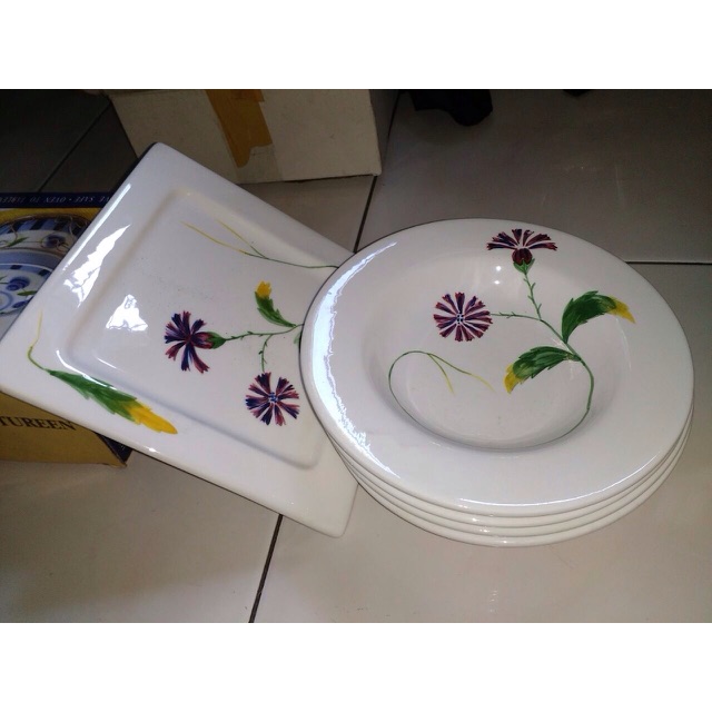 Piring keramik model kotak dan bulat motif bunga