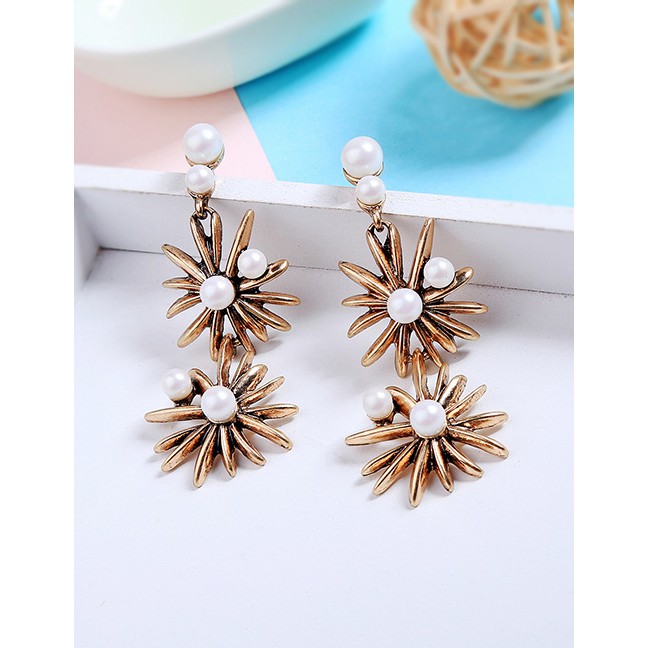 LRC Anting Tusuk Fashion Gold Pearl Star Earrings F53468