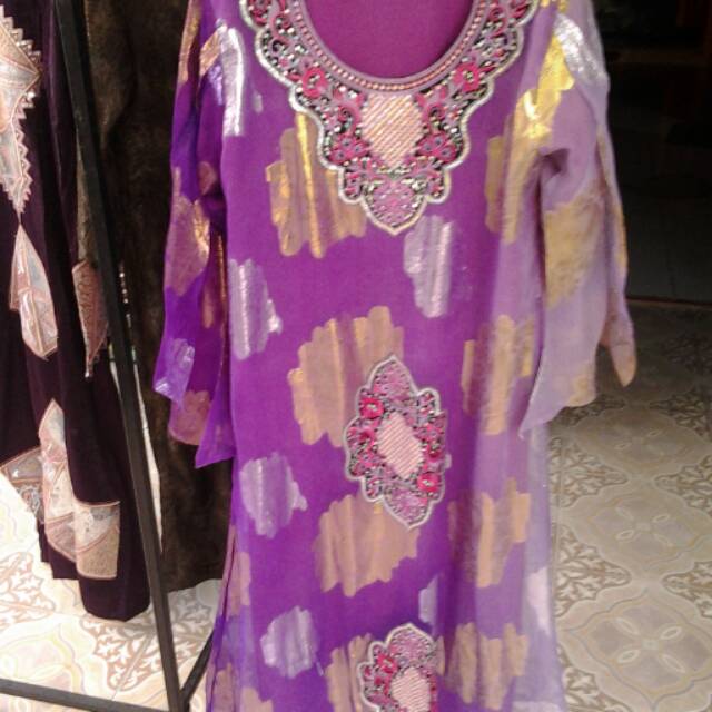 Gamis motif warna ungu corak kecoklatan