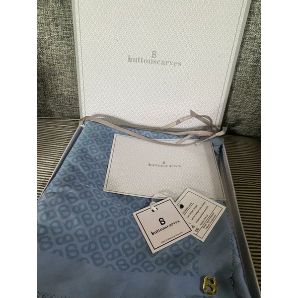 buttonscarves tapis square silk/satin