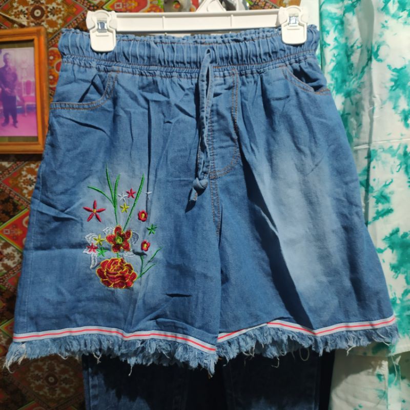 HotPants Celana Hot Pants Jeans Rawis Motif Bordir Bunga dengan List Stripy Pada Lingkar Paha