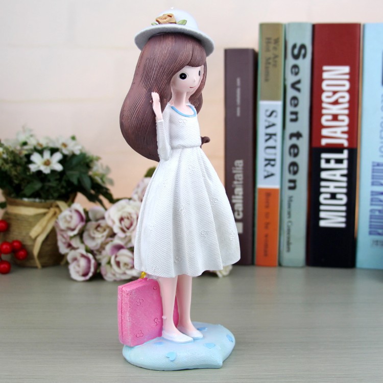 Holding Doll Resin Girl / Patung Pajangan Cewe Topi Boneka Kado