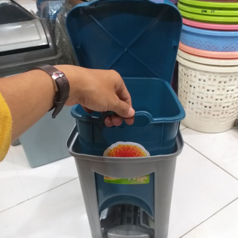 tempat sampah plastik tutup injak kecil 5 liter merk livina S.L plastik-2