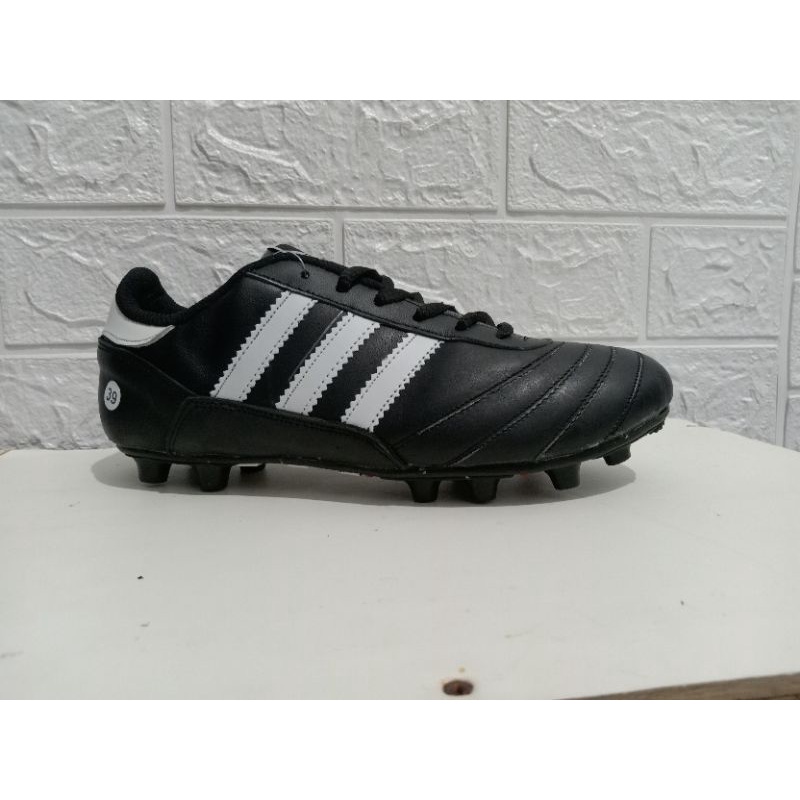 Sepatu bola kulit asli