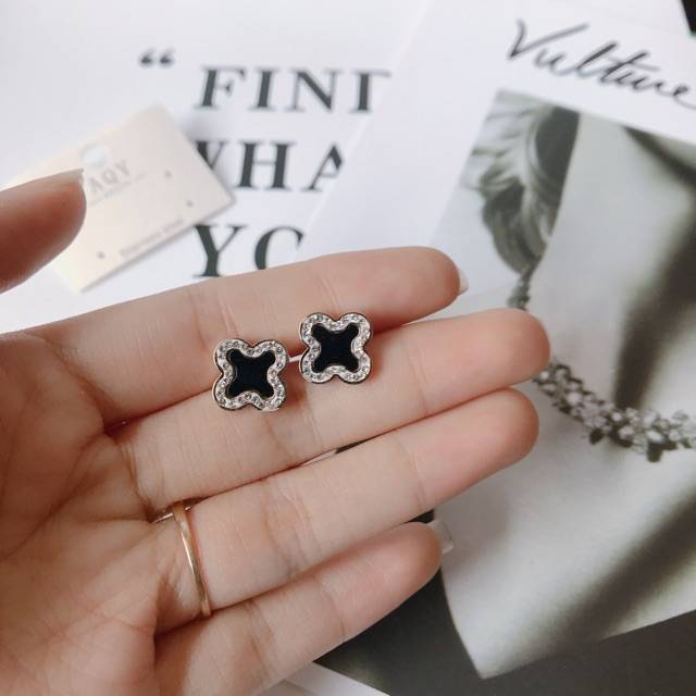 Anting fashion wanita / anting titanium import / akesoris perhiasan / anting stud LV anti karatan