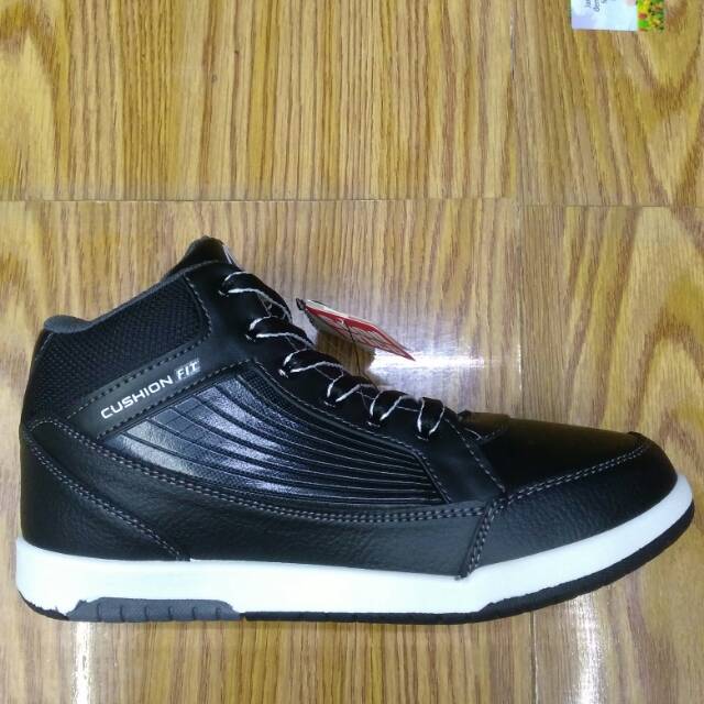Sepatu sekolah hitam aero street.