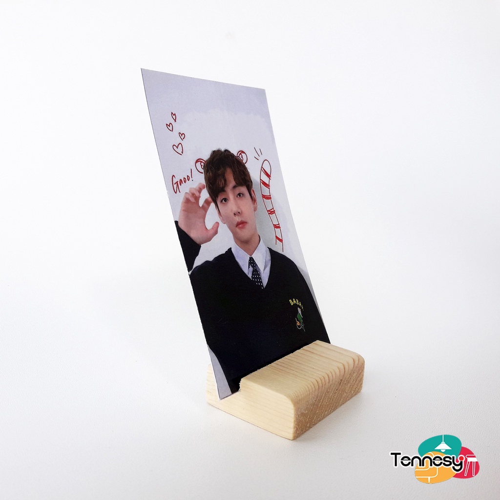 PHOTO CARD BTS STAND DUDUKAN KAYU HIASAN MEJA DINDING DEKORASI KAMAR TIDUR RUMAH