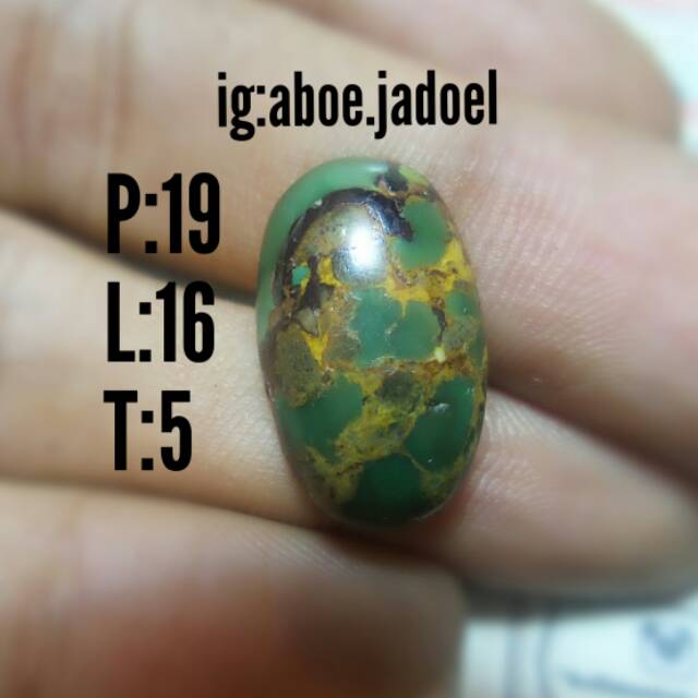 Batu pirus ijo geradiasi natural