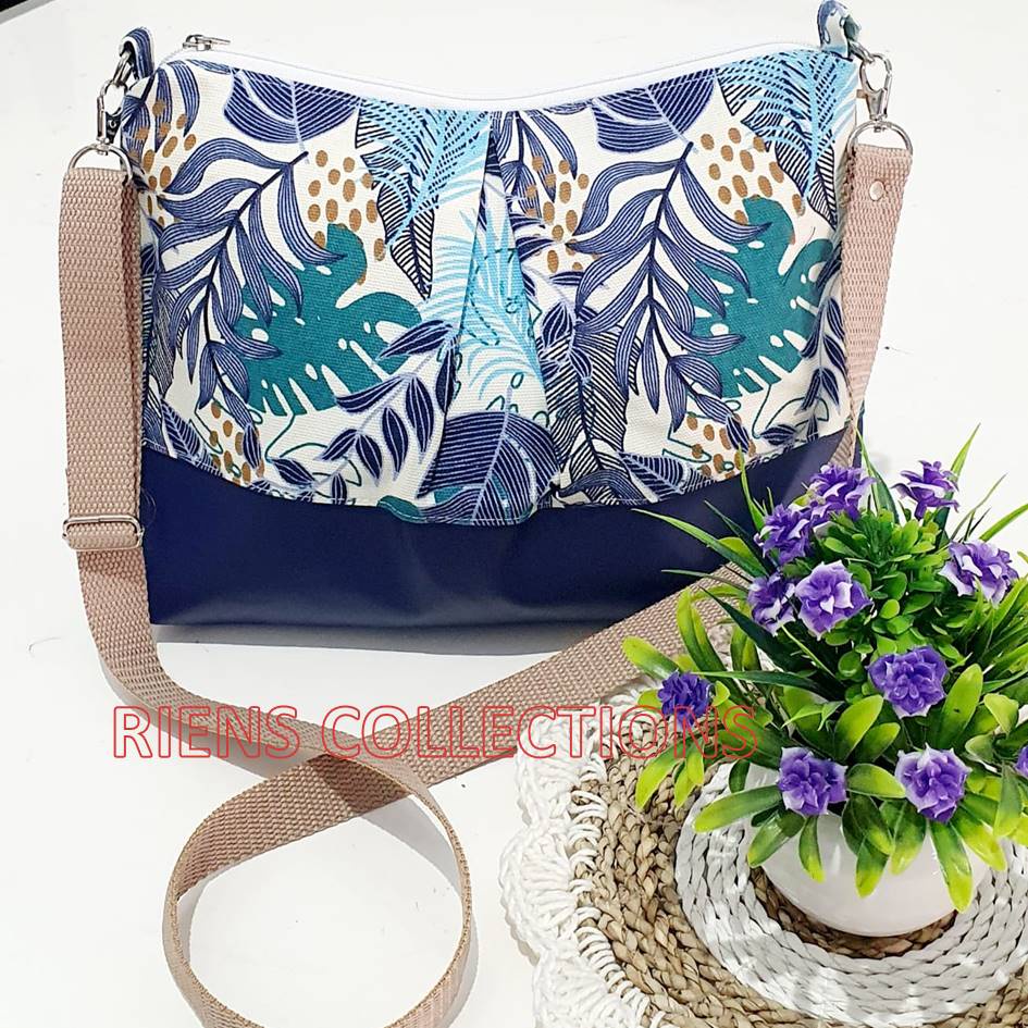 TAS SELEMPANG LIPIT MOTIF. TAS KANVAS FLORAL BIRU. TAS VINIL. Riens Collections