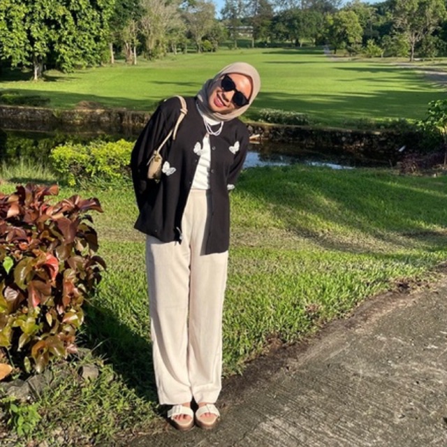 Basic Blouse Impossa- Nyaman dan Stylish dengan Bordir Kupu-kupu 3D