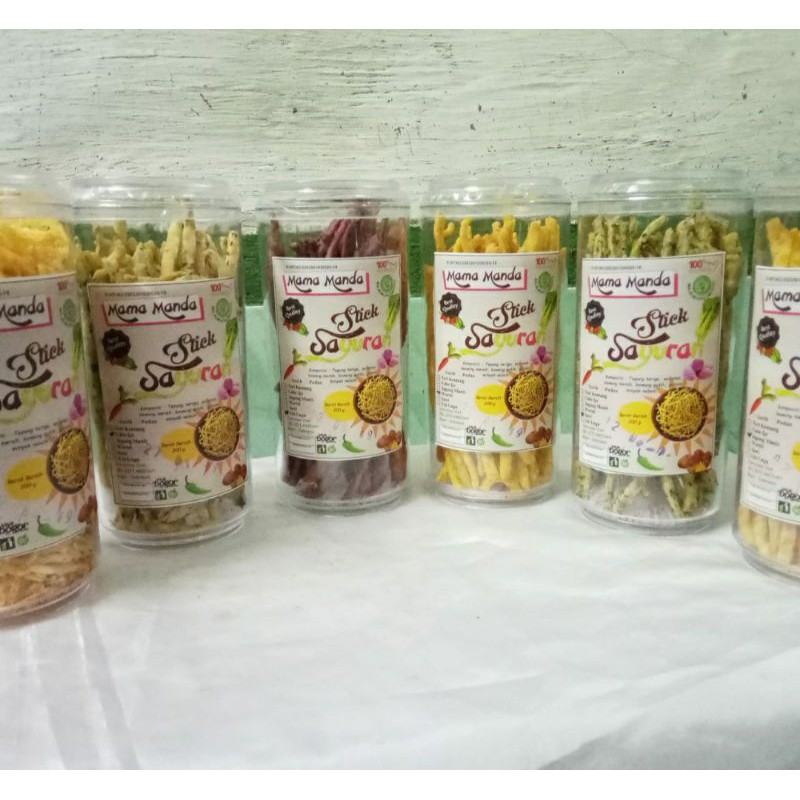 

Cemilan Stik Sayuran "Mama Manda" dengan kemasan toples yang lebih praktis dan rapi.