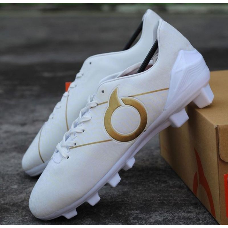 DISCOND 10% Sepatu bola Ortuseight Sabre FG White Gold original termurah