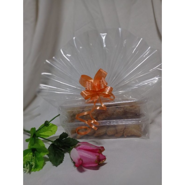

kue kacang dan pastel kecil isi abon sapi