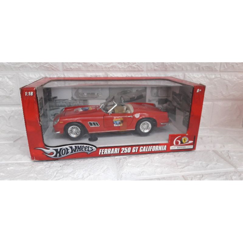 Hot Wheels ferari california scala 1:18