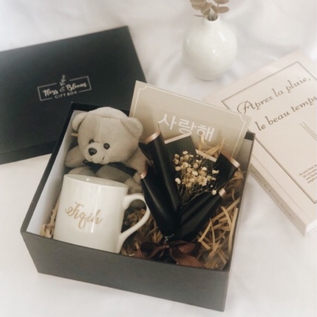 

Gift Box BB Boneka & Buket Bunga Premium/Kado Ulang Tahun/Kado graduation