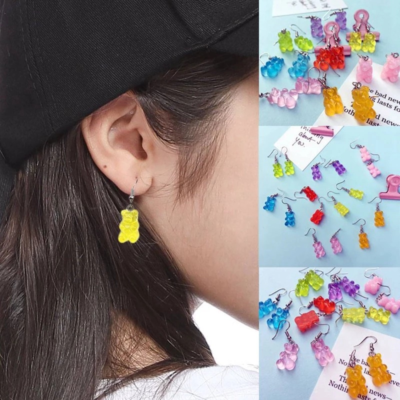 1 Pasang Anting Tusuk Gantung Panjang Desain Kartun Beruang Bahan Resin Warna Permen Untuk Pengantin