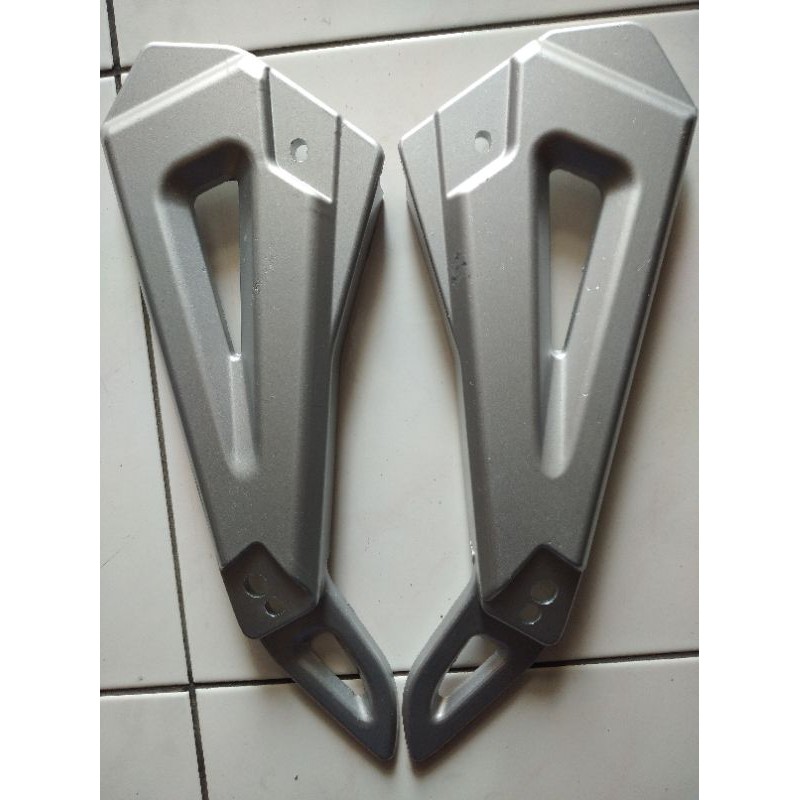 Dudukan foot step belakang SUZUKI THUNDER 125