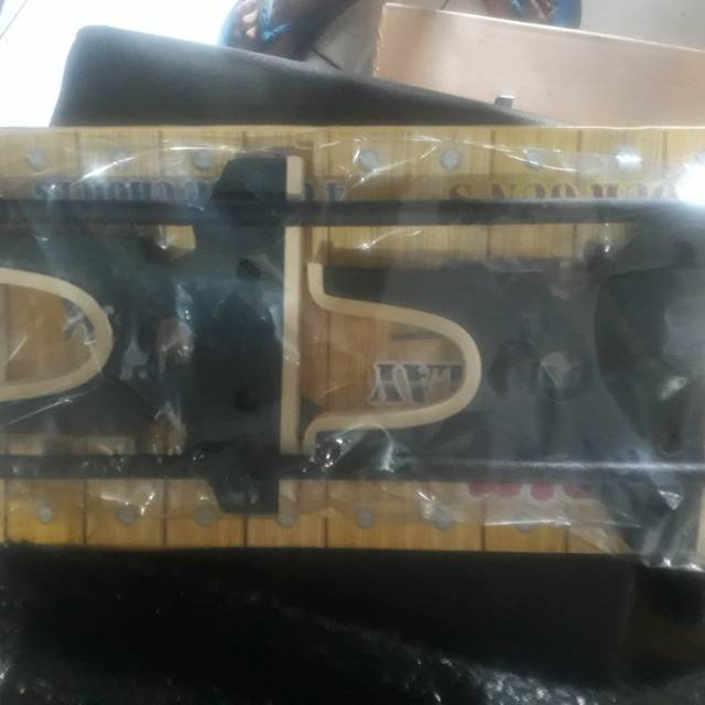 Stand display tatakan senapan