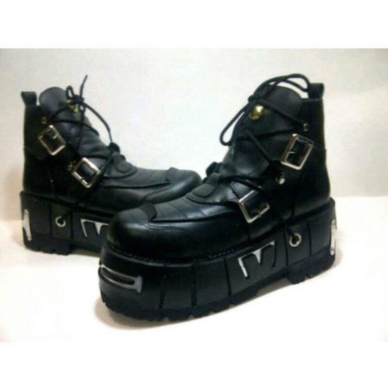 sepatu boots punk rock 2 gesper motif rimpel