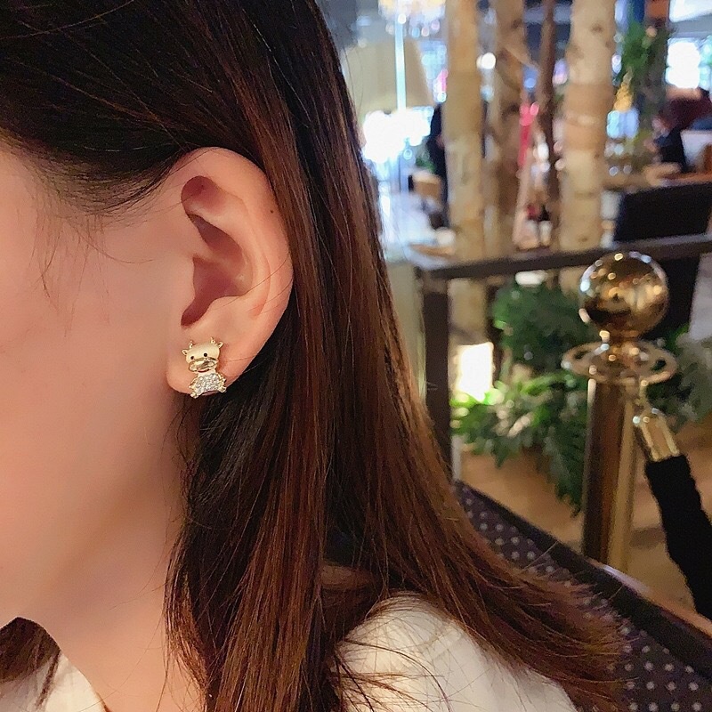 Anting Tusuk Desain Hewan Tauraus Hias Batu Zircon Warna Emas Untuk Wanita