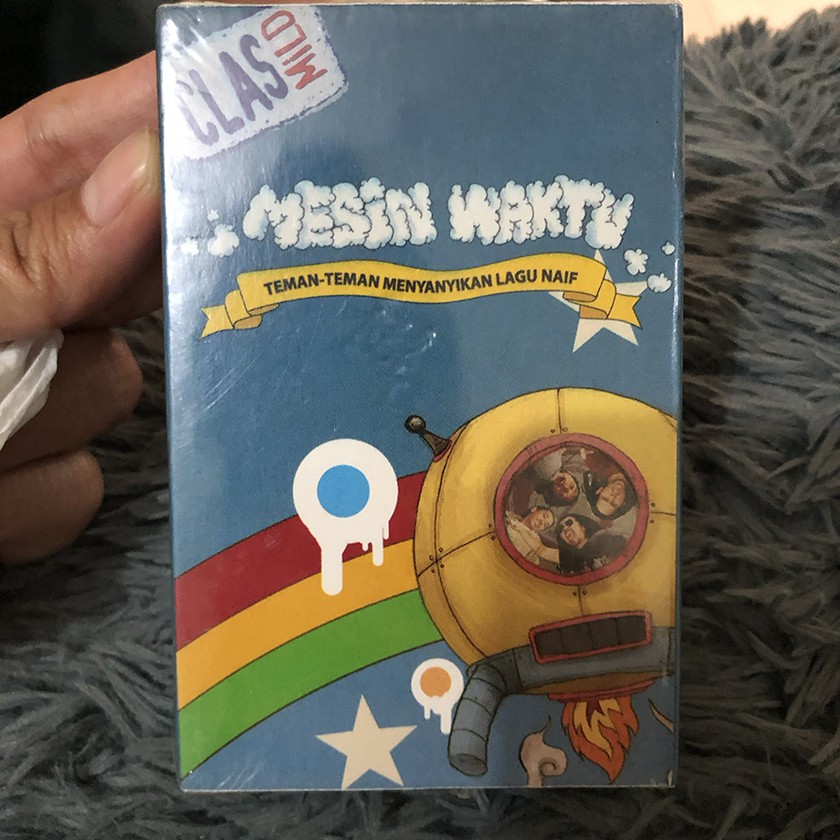 Kaset pita mesin waktu menyanyikan lagu naif