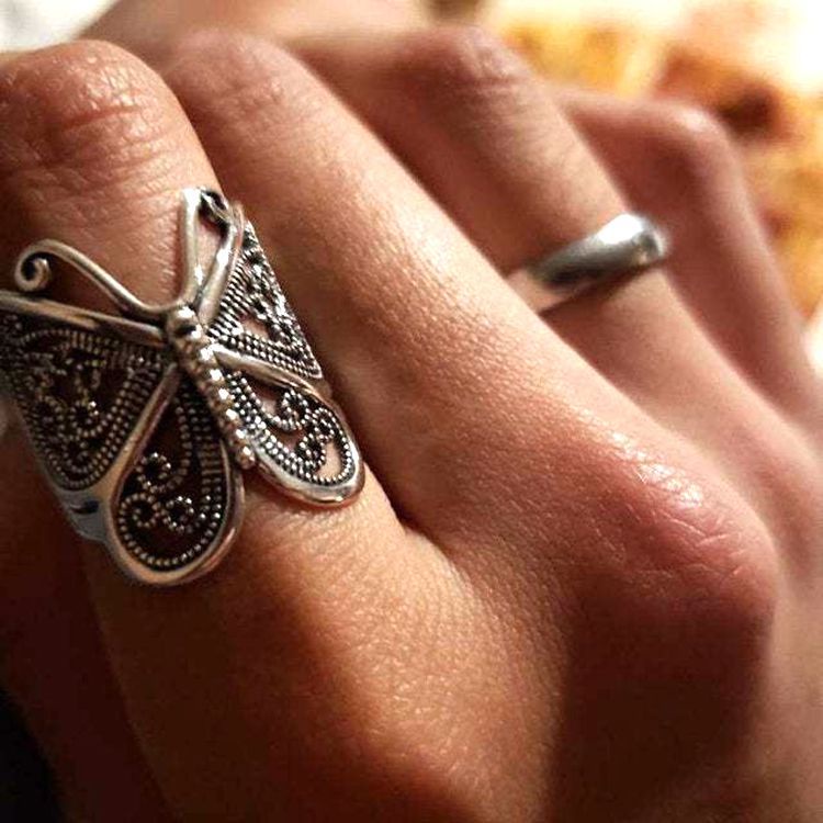 Perhiasan Cincin Vintage Desain Ukiran Kupu-Kupu Untuk Wanita