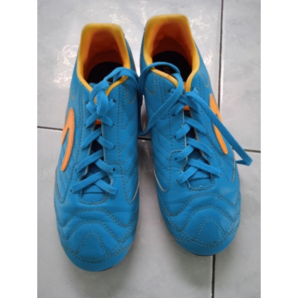 sepatu bola specs bekas ukuran 36