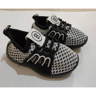  Sepatu  import anak umur 1 hingga 3 tahun sol  karet 