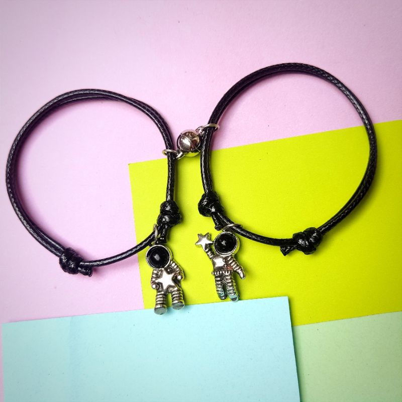 SLIDE 1 GELANG COUPLE MAGNET ASTRONOT LUAR ANGKASA / GELANG COUPLE PASANGAN ASTRONOT LUCU  / GELANG 