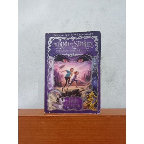 THE LAND OF STORIES - CHRIS COLFER