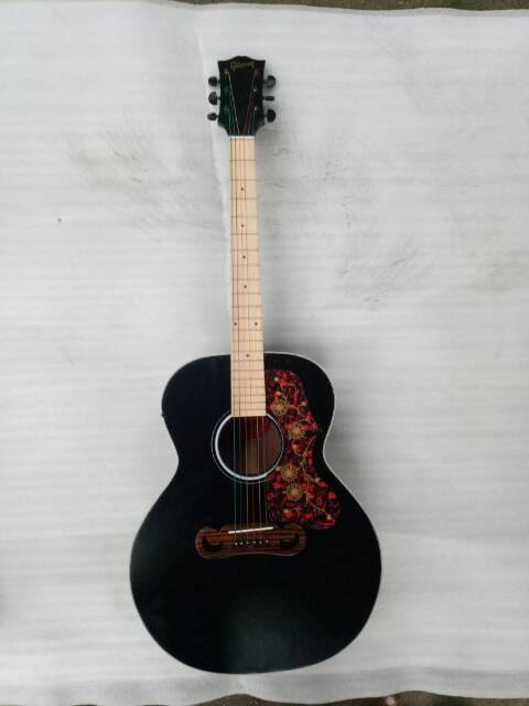 Gitar akustik elektrik gibson