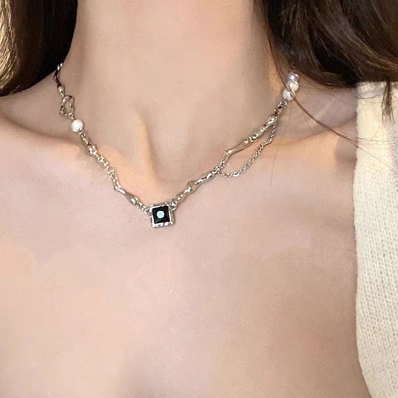 Kalung Rantai Tulang Selangka Bahan titanium steel Hias Mutiara Hitam Zirkon Gaya hip hop Untuk Wanita