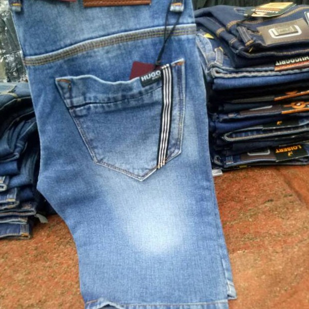 Celana pendek levis