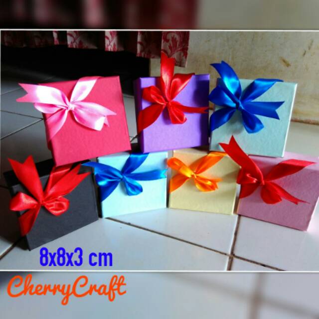 

Kotak Kado 8x8x3 cm Polos, plus pita