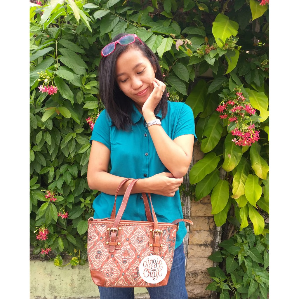 Tas Kulit Handle Gesper Batik