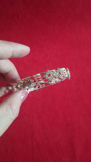 Gelang permata imitasi berhias pita